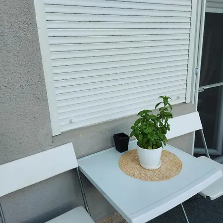 Makabo-apartment In House